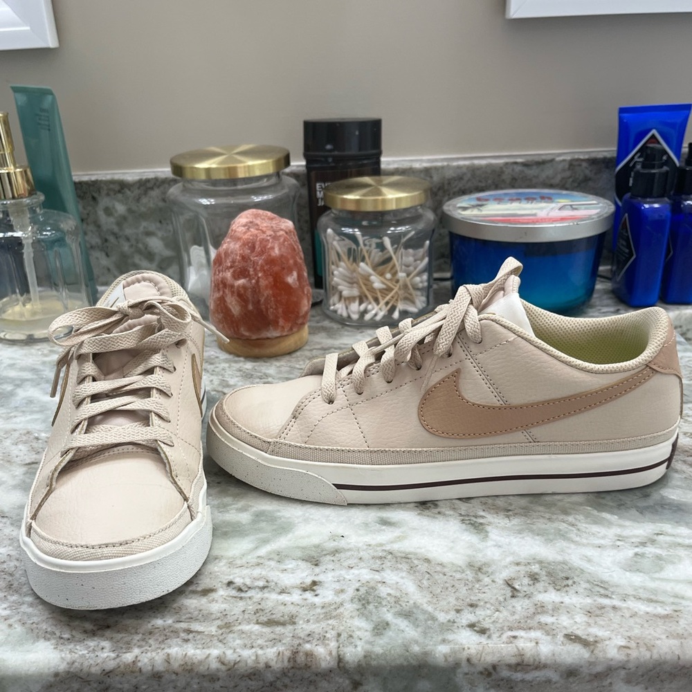 Nikes Tennis Shoe Size 8